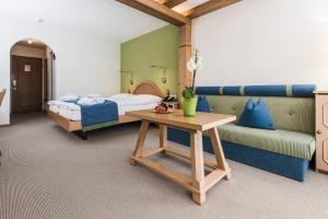 Posezení v ubytování Soldanella by Hotel Adula + 37 fotografií