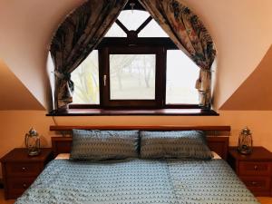 um quarto com uma cama e uma janela grande em Szines Panoráma Apartman em Balatonlelle