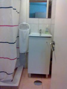 Baño pequeño con lavabo y aseo en Hospedaria do Seixo en Oporto