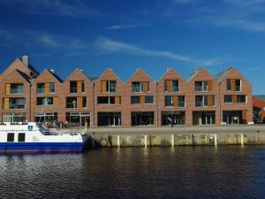 een boot is aangemeerd voor een bakstenen gebouw bij Comfortable Holiday Home in Wismar near Baltic Sea in Wismar