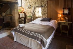 A bed or beds in a room at La Grande Maison d'Arthenay