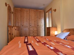 - une chambre avec un grand lit et des placards en bois dans l'établissement Attractive Bungalow in Damshagen near the Sea, à Damshagen