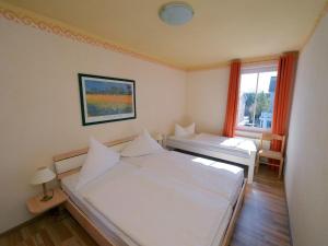 キュールングスボルンにあるQuaint Apartment in Kuhlungsborn with Sea Viewのベッドルーム1室(ベッド2台、窓付)