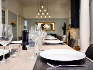 una mesa larga con copas y una botella de vino en Opulent Holiday Home in Spa with Sauna, en Spa