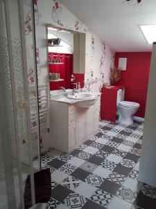 un bagno con lavandino e WC di Le relais de la cure a Saint-Juire-Champgillon