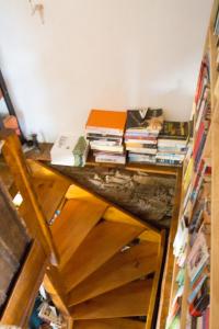 un mucchio di libri seduti su uno scaffale di Guest Room Agro-turismo Quinta da Fonte Bed&Breakfast a Figueiró dos Vinhos