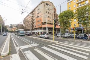 autobus jadący ulicą miejską z samochodami w obiekcie Trastevere Sweet House w Rzymie