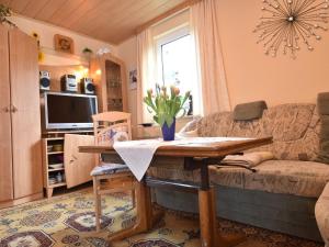 - un salon avec un canapé et une table dans l'établissement Attractive Bungalow in Damshagen near the Sea, à Damshagen