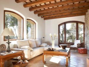 Posedenie v ubytovaní Mansion in Navata with Pool near Beach