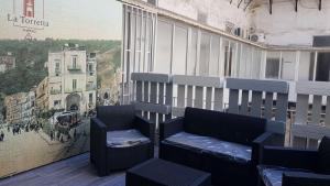 balcón con banco frente a una ventana en B&B La Torretta Chiaia, en Nápoles