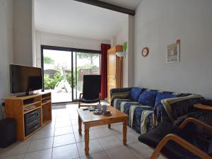 Televisor o centre d'entreteniment de Cosy villa with private garden in Saint Cyprien