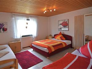 een slaapkamer met een bed en een raam bij Flat with private pool in Sauerland in Attendorn