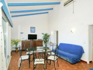サン・ニコラオにあるAttractive Villa in Moriani Plage at Seaのリビングルーム(テーブル、青いソファ付)