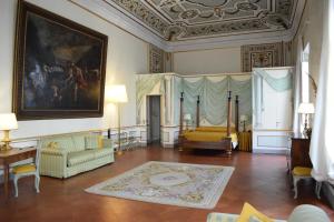 sala de estar con sofá y alfombra en Palazzo Tucci Residenza d'epoca, en Lucca