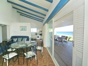 una sala da pranzo e un soggiorno con tavolo e sedie. di Attractive Villa in Moriani Plage at Sea a San-Nicolao