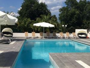 una gran piscina con sillas y sombrillas en Villa in Moriani-Plage near Sandy Beach, en San-Nicolao
