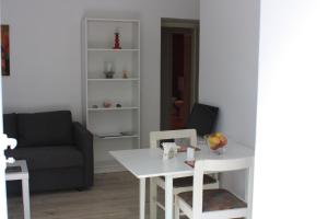 ein Wohnzimmer mit einem weißen Tisch und einem Sofa in der Unterkunft "NAR" Opatija center spacious 1 bedroom apt in Opatija