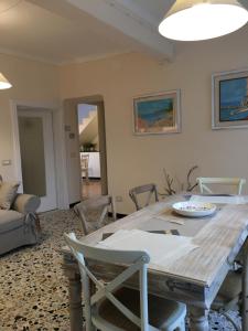une salle à manger avec une table et des chaises en bois dans l'établissement 1886 Casa Medone, à Levanto