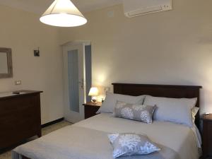 une chambre avec un lit avec deux oreillers dessus dans l'établissement 1886 Casa Medone, à Levanto