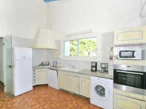 una cucina con lavatrice, asciugatrice e finestra di Attractive Villa in Moriani Plage at Sea a San-Nicolao