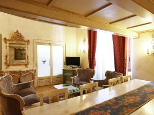 a room with a table and chairs and a television at Picturesque Apartment in Florence Town Centre in Florence