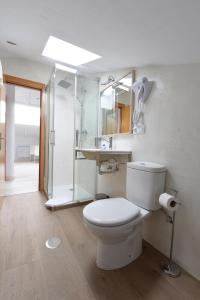 Ванная комната в Apartamentos LLANES & GOLF