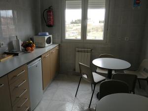 Kuchyň nebo kuchyňský kout v ubytování Hostal Cerecedo