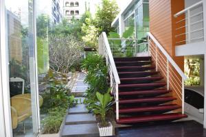 eine Treppe, die zu einem Gebäude mit Pflanzen führt in der Unterkunft Studio in Haven in Bangkok