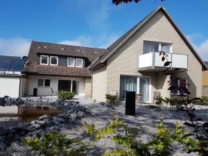 una casa con un perro en el balcón en dat geele hus Wohnung 6, en Büsum