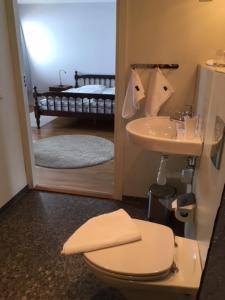 Koupelna v ubytování Borrby Frö B&B