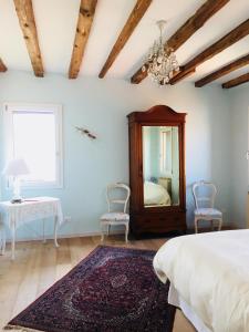 ヴェネツィアにあるCasa Mongolfiere Veneziaのベッドルーム1室(ベッド1台、鏡、テーブル付)