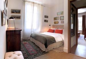 サン・レミ・ド・プロヴァンスにあるB&B Mas de caustesのベッドルーム1室(ベッド1台、ドレッサー、窓付)