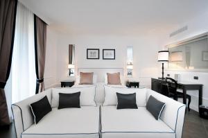 salon z 2 białymi kanapami i stołem w obiekcie Grand Hotel Oriente w mieście Neapol +37 zdjęć