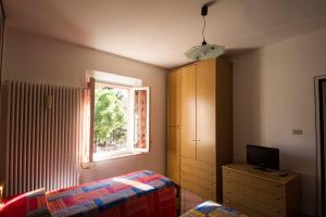 1 dormitorio con cama y ventana en Bed & Breakfast Porta Santi, en Cesena