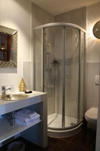 un bagno con doccia e lavandino di Hostellerie de Genève a Vevey