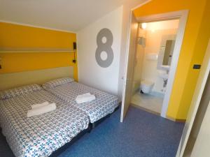 A bed or beds in a room at Hotel Morfeo - Young People Hotels