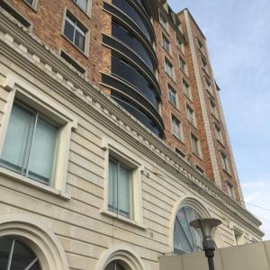 un edificio alto de ladrillo con ventanas y luz de la calle en Suites Parque Real, en Quito