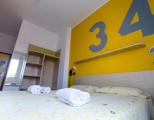 A bed or beds in a room at Hotel Morfeo - Young People Hotels