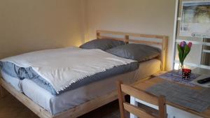 ein kleines Schlafzimmer mit einem Bett und einem Tisch mit einem Tisch in der Unterkunft Gemütliches Gästehaus in Bahretal