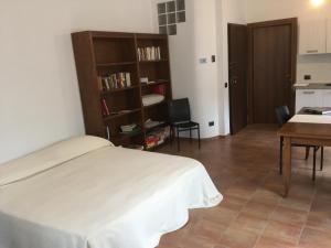 una camera con letto, tavolo e scrivania di La Magnolia ad Alba
