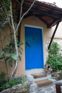una puerta azul en el lateral de una casa en Guest Room B&B Agro-turismo Quinta da Fonte, en Figueiró dos Vinhos