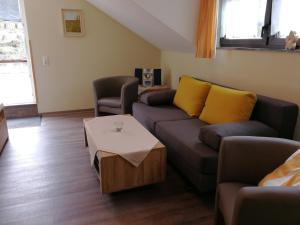 a living room with a couch and a table at Ferienwohnung Rivaner in Burg (an der Mosel)