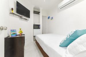 Uma TV ou centro de entretenimento em Hotel Las Lunas