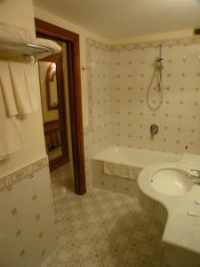 a bathroom with a sink and a bath tub at Hotel Villa Igea in Sorrento
