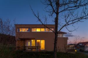 een huis met zijn lichten aan in de avond bij Ferienhaus Sandra in Hörbranz