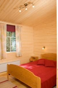 Un pat sau paturi într-o cameră la Loikansaari Lomamökit Holiday Cottages