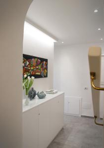 Habitación blanca con encimera y pintura en la pared en L'Ancora, en Portovenere