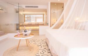 Łóżko lub łóżka w pokoju w obiekcie Gatzara Suites Santa Gertrudis