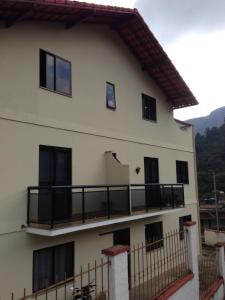 duży biały dom z balkonem w obiekcie Apartamento Vista da Montanha w mieście Nova Friburgo