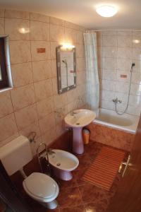 Koupelna v ubytování Apartments Gorana + 29 fotografií